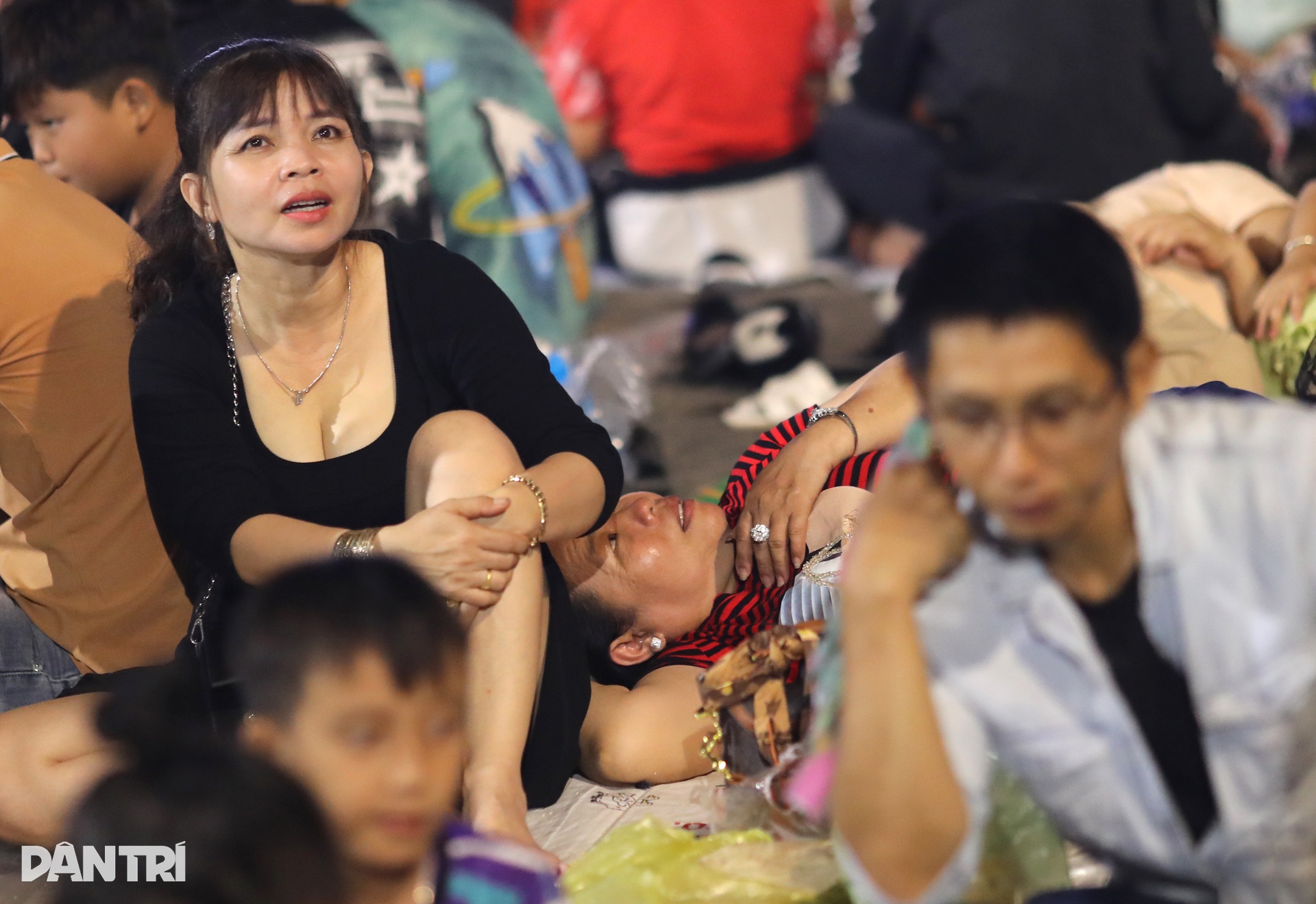 Hàng nghìn người chen chân ở núi Bà Đen xem Tây Ninh - Khúc hát tự hào - 4 Hàng nghìn người chen chân ở núi Bà Đen xem Tây Ninh - Khúc hát tự hào - 4