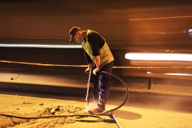 Hà Nội: Công nhân xuyên đêm sửa chữa đường vành đai 3 trên cao