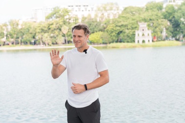 Huyền thoại Diego Forlan đi dạo Hồ Gươm, chia sẻ bí quyết thành công