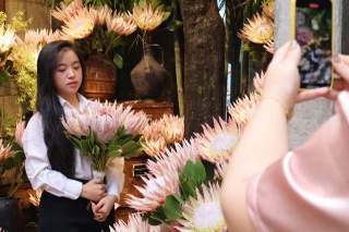 Giới trẻ kéo đến quán cà phê ở TPHCM, xếp hàng chụp ảnh với "hoa nhà giàu" - 6