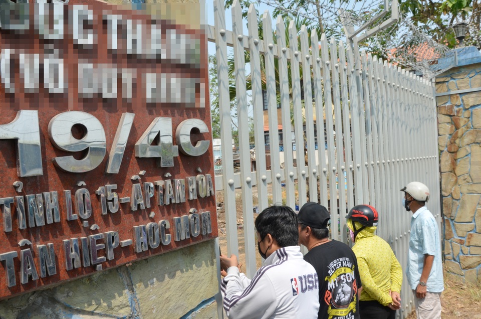 Người dân kéo đến nghía qua khe cửa căn nhà Tuấn “khỉ” bị tiêu diệt - 2 Người dân kéo đến nghía qua khe cửa căn nhà Tuấn “khỉ” bị tiêu diệt - 2