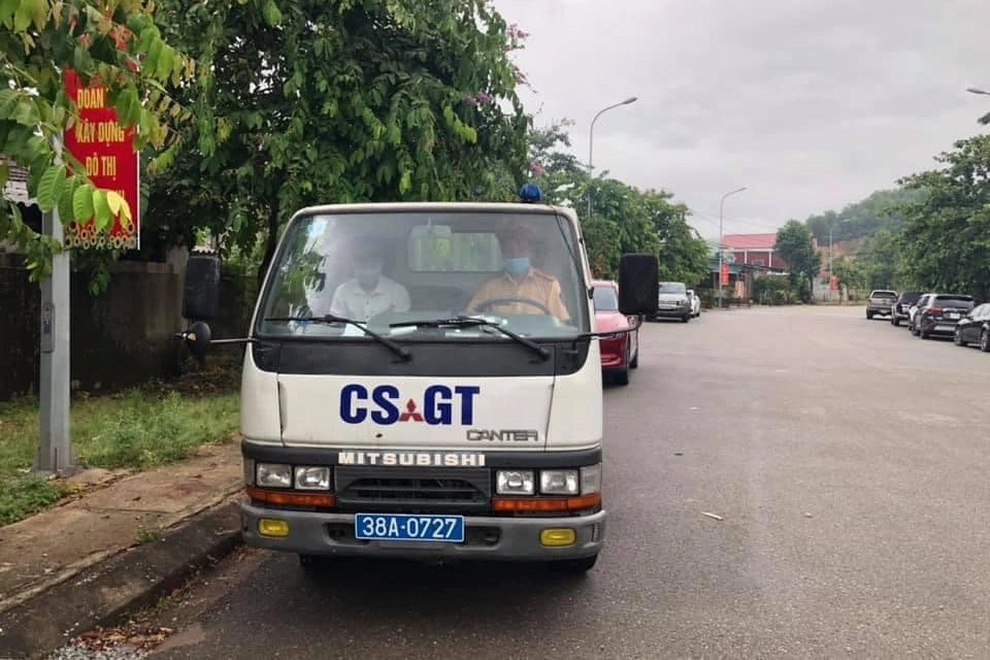 Cảnh sát hú còi xe chuyên dụng đưa thí sinh quên giấy tờ kịp đến điểm thi - 1 Cảnh sát hú còi xe chuyên dụng đưa thí sinh quên giấy tờ kịp đến điểm thi - 1