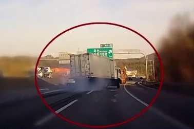 Quái xế Hàn Quốc "làm xiếc" trên cao tốc