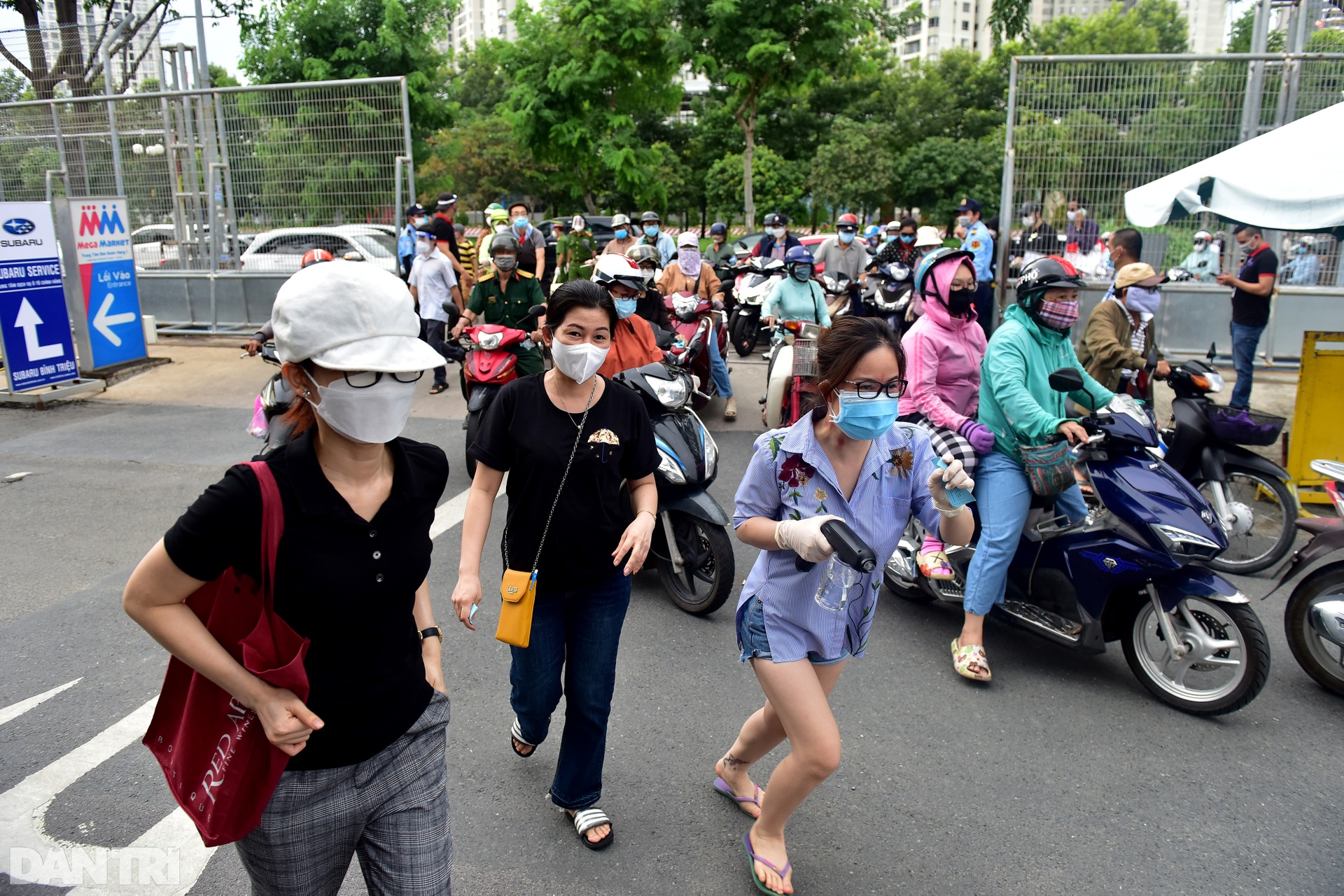 Người dân TPHCM đổ xô đi siêu thị mua hàng sau quy định ai ở đâu ở yên đó - 5 Người dân TPHCM đổ xô đi siêu thị mua hàng sau quy định ai ở đâu ở yên đó - 5