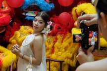 Giới trẻ TPHCM hóa thân thành "nàng thơ" đón Trung thu sớm