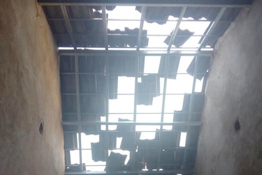 Mưa lớn kèm lốc xoáy làm nhiều nhà dân tốc mái, cây xanh gãy đổ