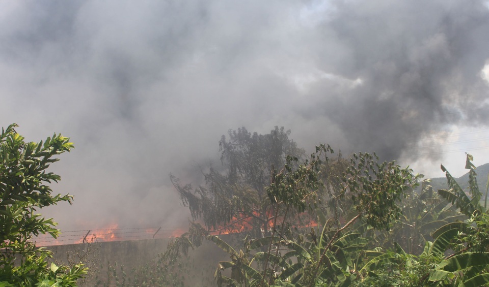 Cháy lớn suốt 2 giờ thiêu rụi toàn bộ khu xưởng - 7