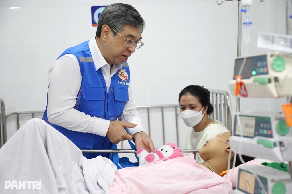 “Mẹ đừng khóc, con sẽ mau khỏi bệnh để đến trường” - 6 “Mẹ đừng khóc, con sẽ mau khỏi bệnh để đến trường” - 6