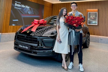 Đoàn Văn Hậu và bạn gái khoe xe sang mới mua 5 tỷ đồng