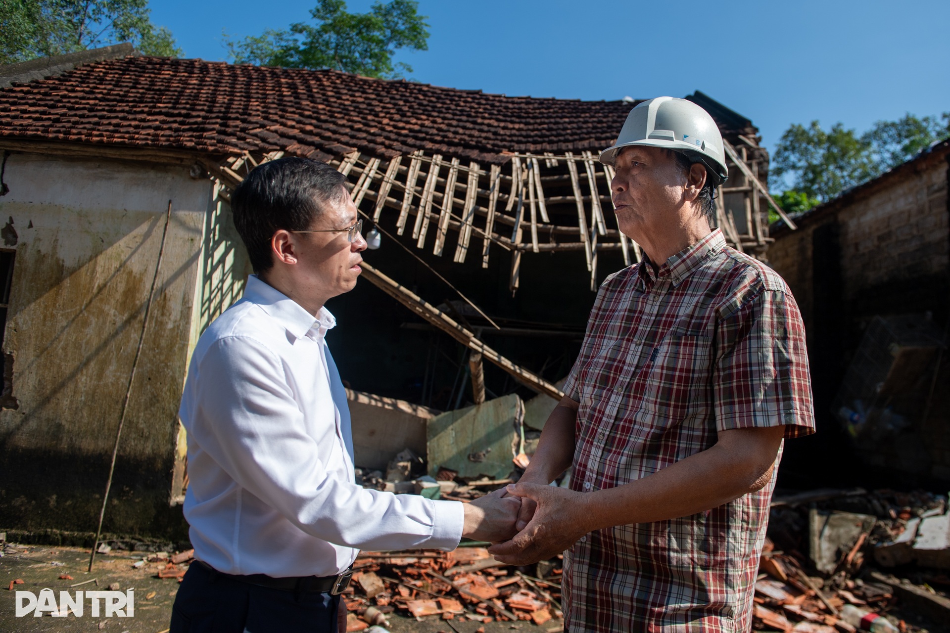 Báo Dân trí trao 200 triệu đồng hỗ trợ người dân vùng lũ tỉnh Bắc Ninh - 2