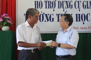 Hội người Việt Nam tại Pháp tặng dụng cụ học tập ở đảo Lý Sơn