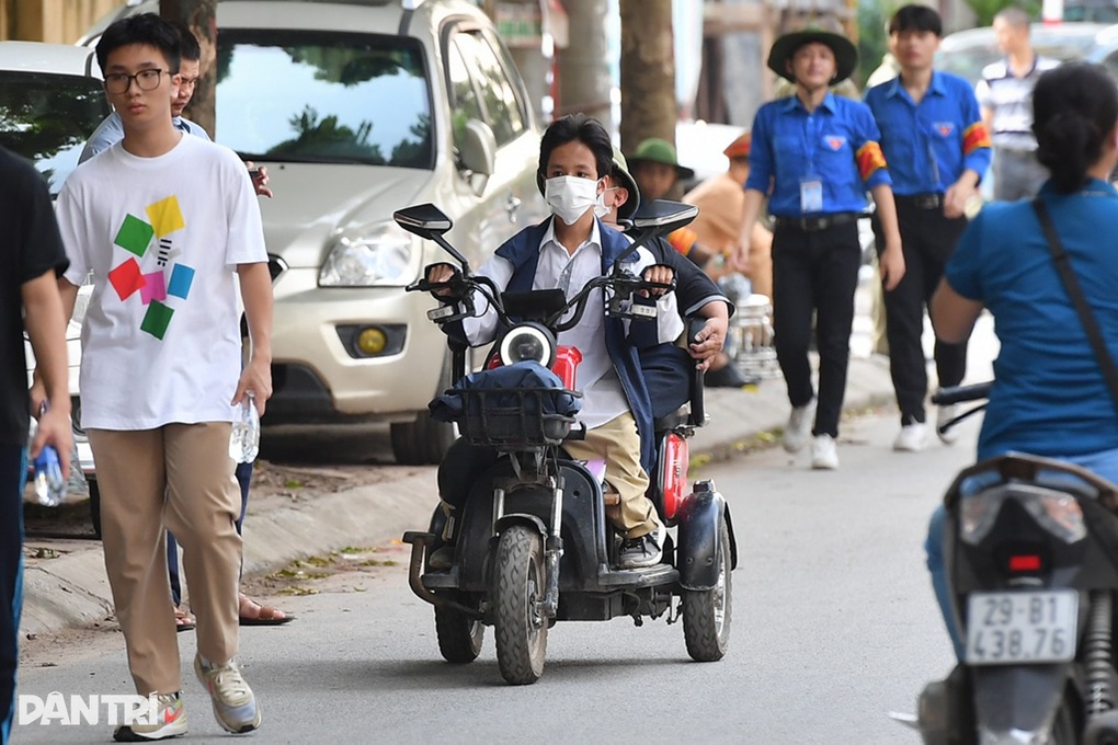 Hai cha con xương thủy tinh đưa nhau đi thi tốt nghiệp THPT - 1 Hai cha con xương thủy tinh đưa nhau đi thi tốt nghiệp THPT - 1