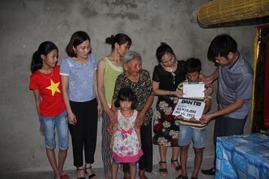 Hơn 43 triệu đồng đến với cậu bé lớp 5 mất bố, một mình chăm mẹ ung thư