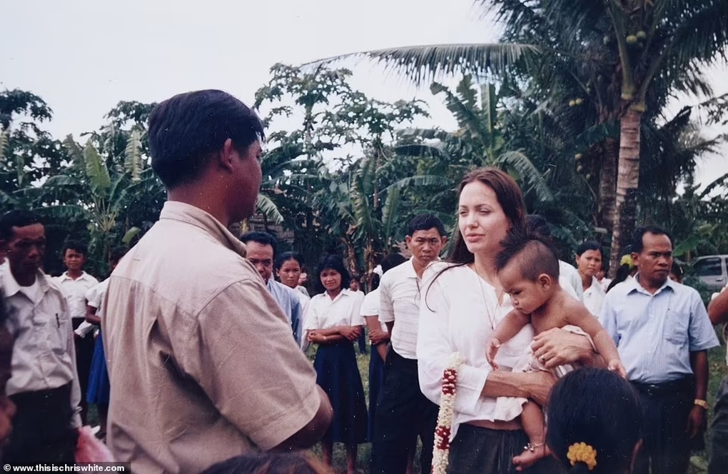 Những bức ảnh cách đây 20 năm của Angelina Jolie và con nuôi Maddox - 4