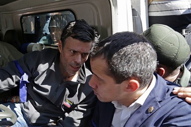 Phe đối lập Venezuela xin tị nạn hàng loạt sau cuộc đảo chính bất thành