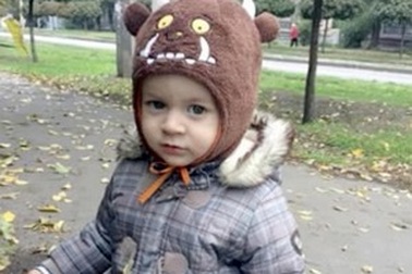 Hy hữu bé trai 21 tháng tuổi tử vong vì bị người nhảy lầu tự sát... rơi trúng