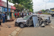 Ô tô tông vào lề đường, 3 người bị thương nặng