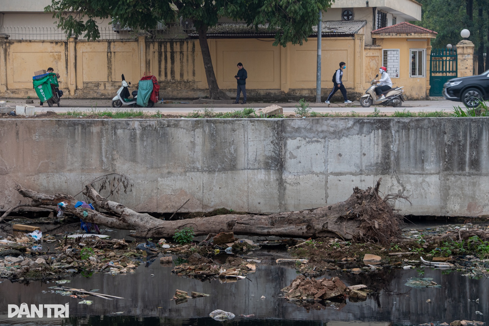 Rác thải bủa vây dọc dự án chống ngập hơn 7.400 tỷ ở Hà Nội - 5
