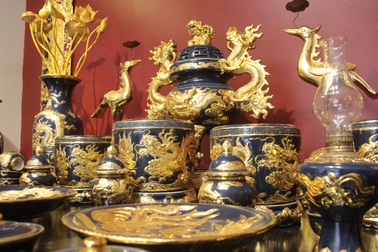 Cận cảnh bộ đồ gốm men cổ dát vàng “độc nhất vô nhị” tại Việt Nam