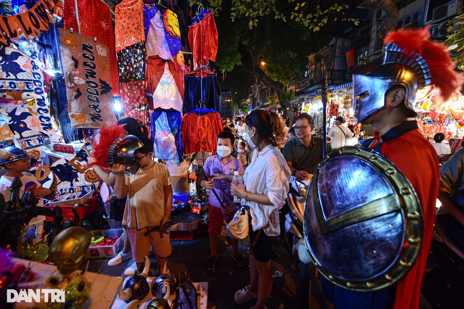 Đường phố Hà Nội chật kín người vui chơi, hóa trang kinh dị dịp Halloween - 12 Đường phố Hà Nội chật kín người vui chơi, hóa trang kinh dị dịp Halloween - 12