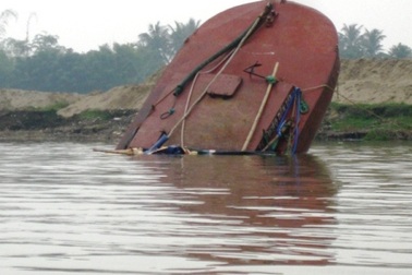 Tàu hút cát trộm bị sóng đánh gãy đôi, chìm xuống biển  