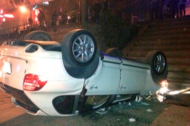 Xe sang Porsche Cayenne lật ngửa giữa phố Hà Nội