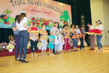 “Trung thu yêu thương” dành cho các trẻ em tại Viện huyết học TW