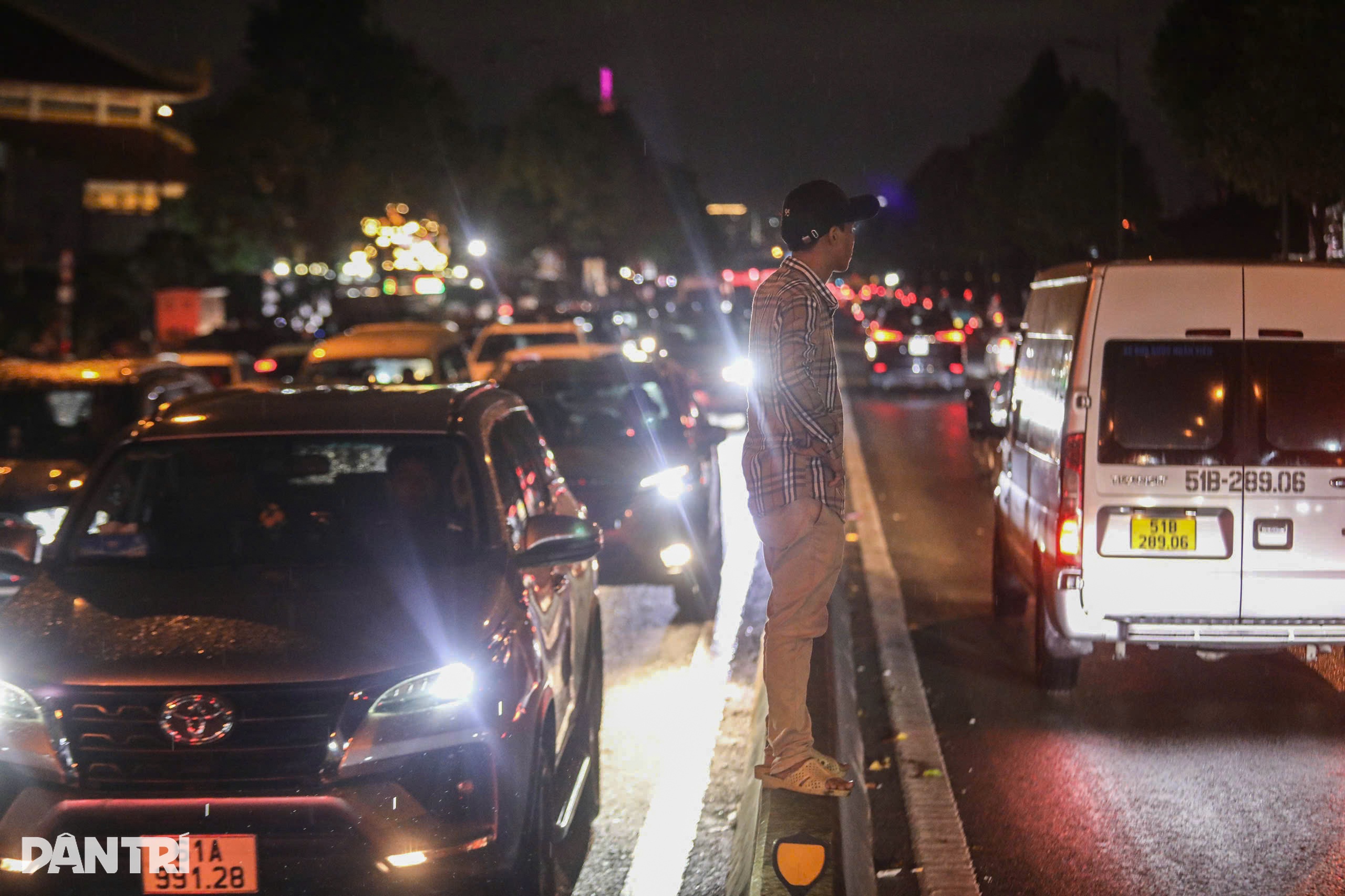 Mưa lớn, đường Phạm Văn Đồng kẹt xe kéo dài hơn 3km - 8