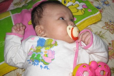 Suýt tử vong vì nuốt núm vú nhựa