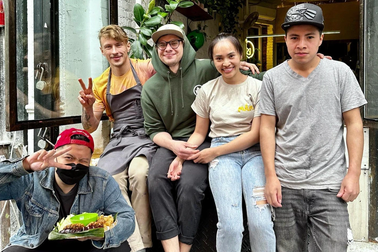 Vợ chồng Việt "xách" 100 lít mắm tôm, mang cả máy làm đậu mở quán bún ở Mỹ