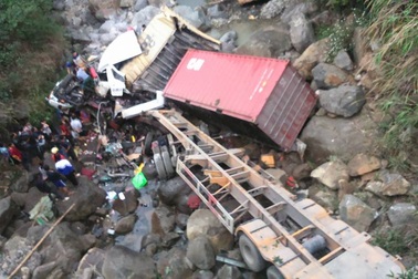 Xe tải và xe container lao xuống suối ở Lai Châu, 4 người bị thương