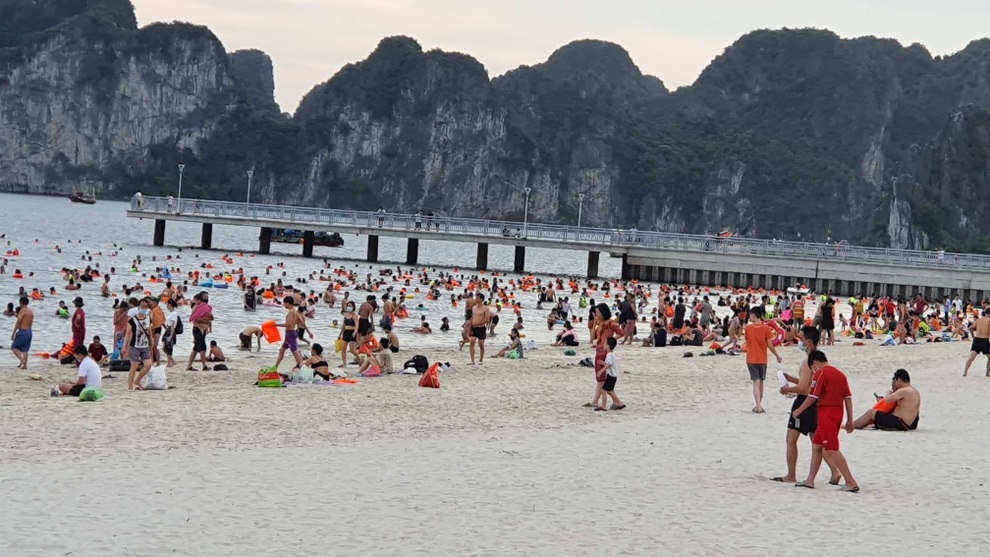 Quảng Ninh dừng đón du khách, khuyến cáo người dân ở yên trong nhà - 2 Quảng Ninh dừng đón du khách, khuyến cáo người dân ở yên trong nhà - 2