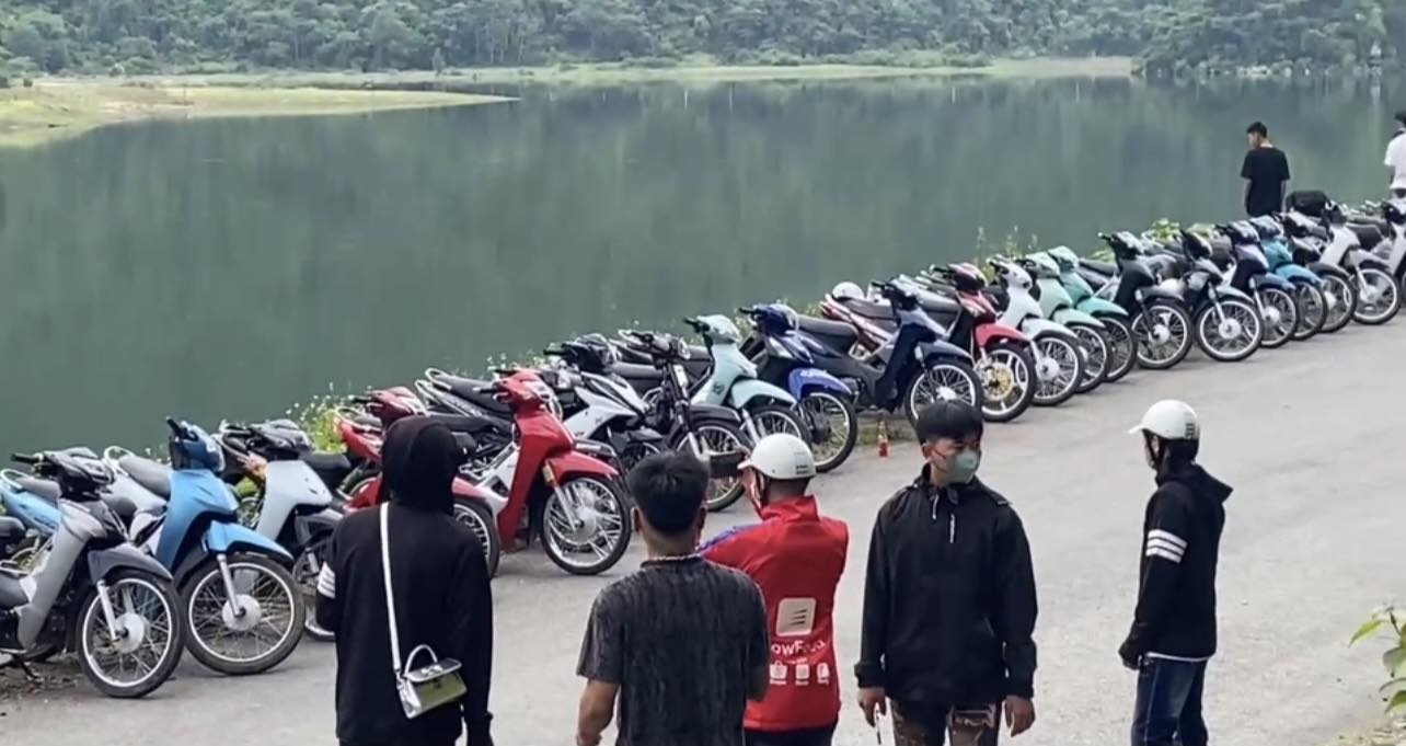 Traffic police control dozens of speeders gathering in a racing group in Ha Giang - 1 CSGT khống chế hàng chục quái xế tụ tập thành đoàn đua ở Hà Giang - 1