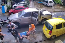 Điều tra vụ vây đánh hội đồng khiến 2 người ngã gục, bất tỉnh giữa đường