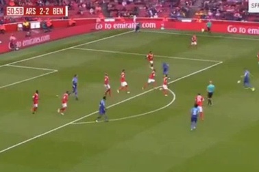 Arsenal 3-2 Benfica: Lopez đá phản lưới nhà