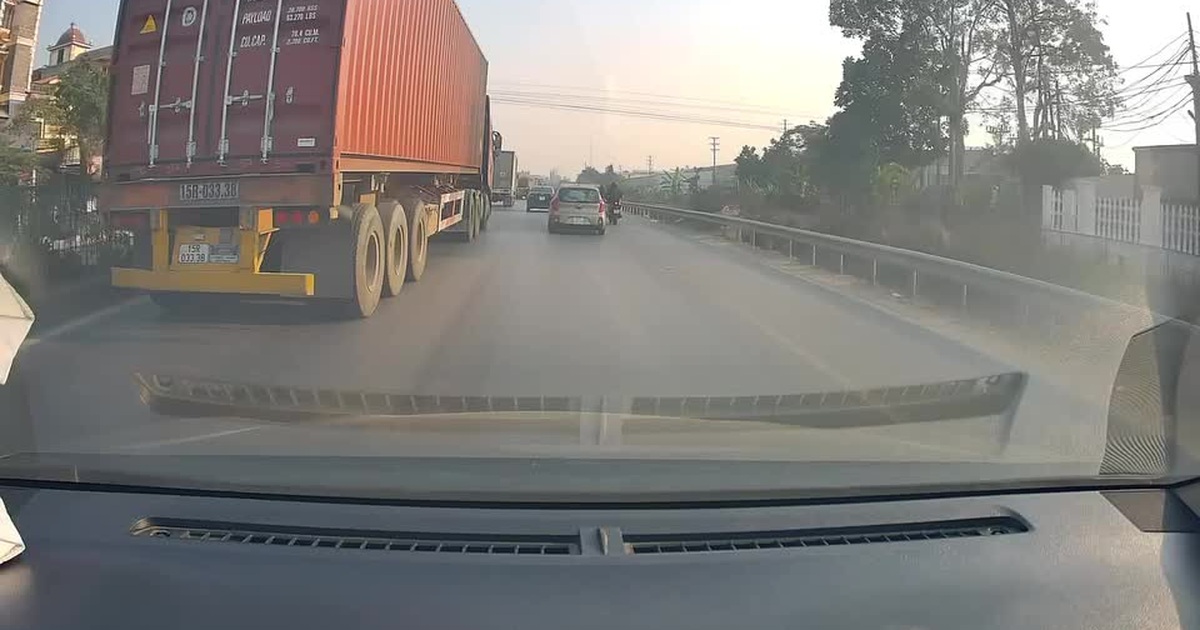 Video: Pha bẻ lái đỉnh cao của tài xế ô tô con khi bị xe container chèn ...