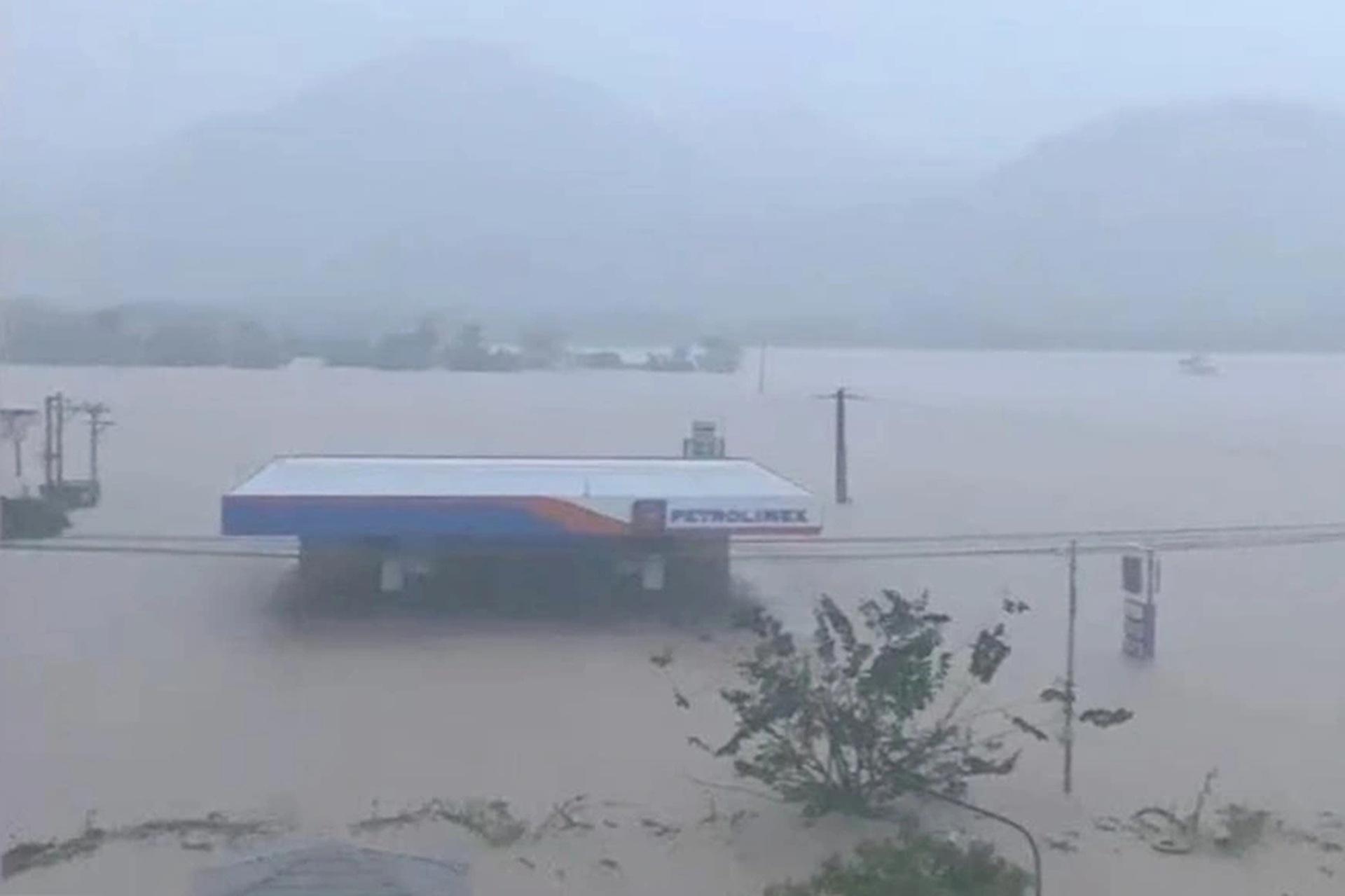 Lũ dâng ngang mái nhà, Phó Thủ tướng trực tiếp chỉ đạo cứu dân - 3 Lũ dâng ngang mái nhà, Phó Thủ tướng trực tiếp chỉ đạo cứu dân - 3