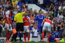 Bị hai thẻ đỏ, Arsenal ngã gục trước Chelsea