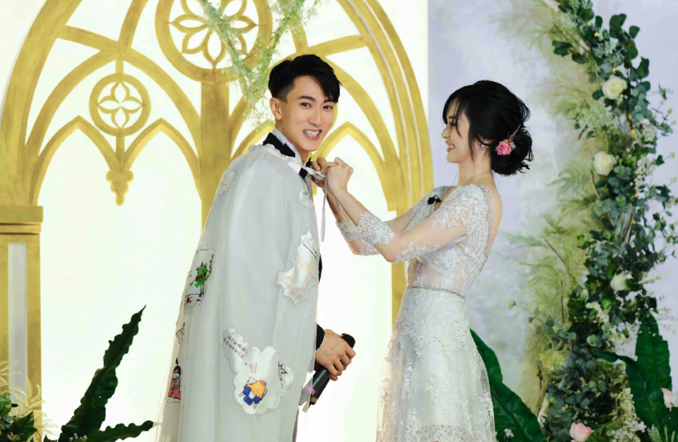 Ngô Tôn bật khóc trong lễ cưới với người vợ bí mật 16 năm - 3 Ngô Tôn bật khóc trong lễ cưới với người vợ bí mật 16 năm - 3