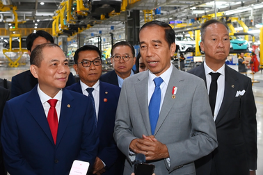 Tỷ phú Vượng lái xe đưa Tổng thống Indonesia tham quan nhà máy VinFast
