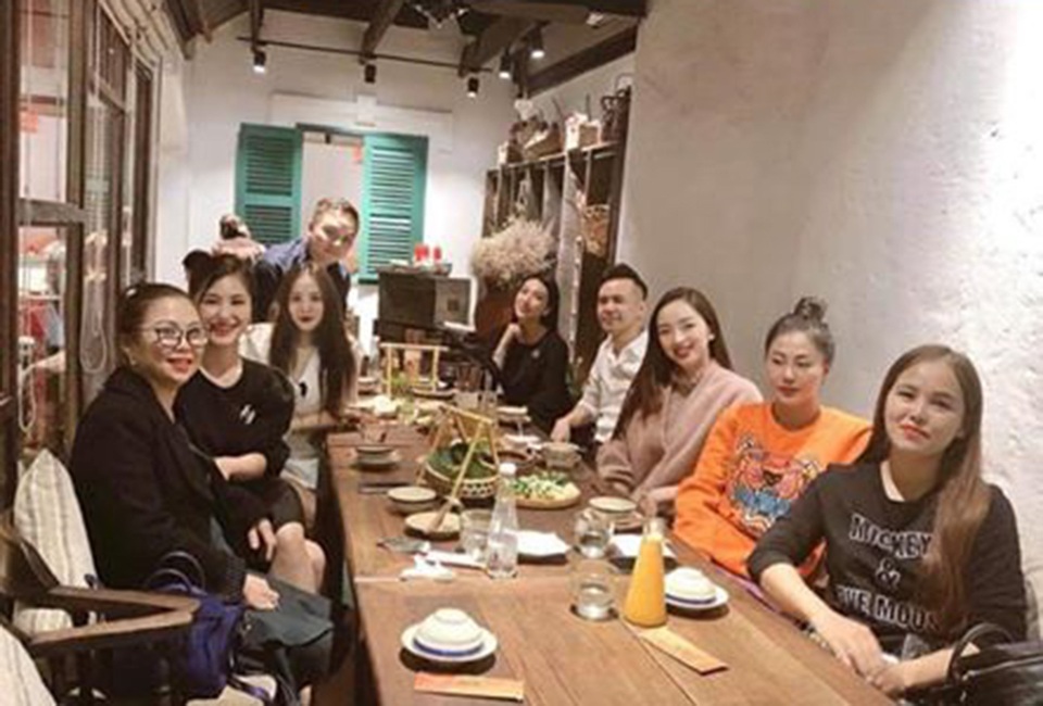 Hương Tràm bất ngờ về Việt Nam ăn Tết, bác tin đồn sang Mỹ sinh con - 1