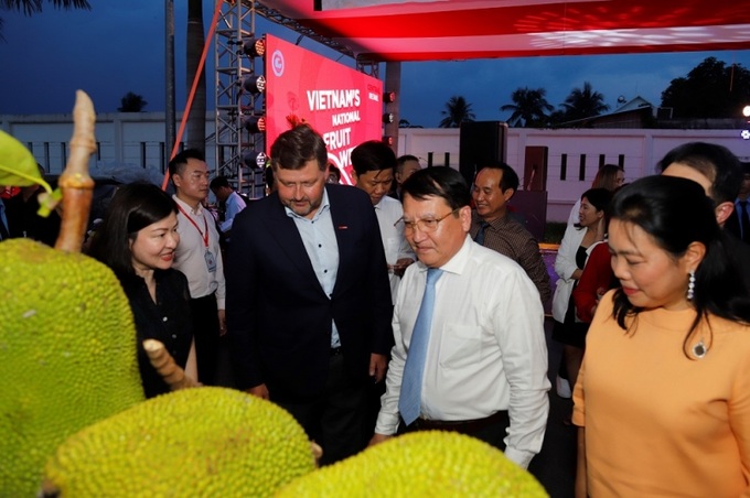 Các đại biểu tham quan gian hàng trái cây.