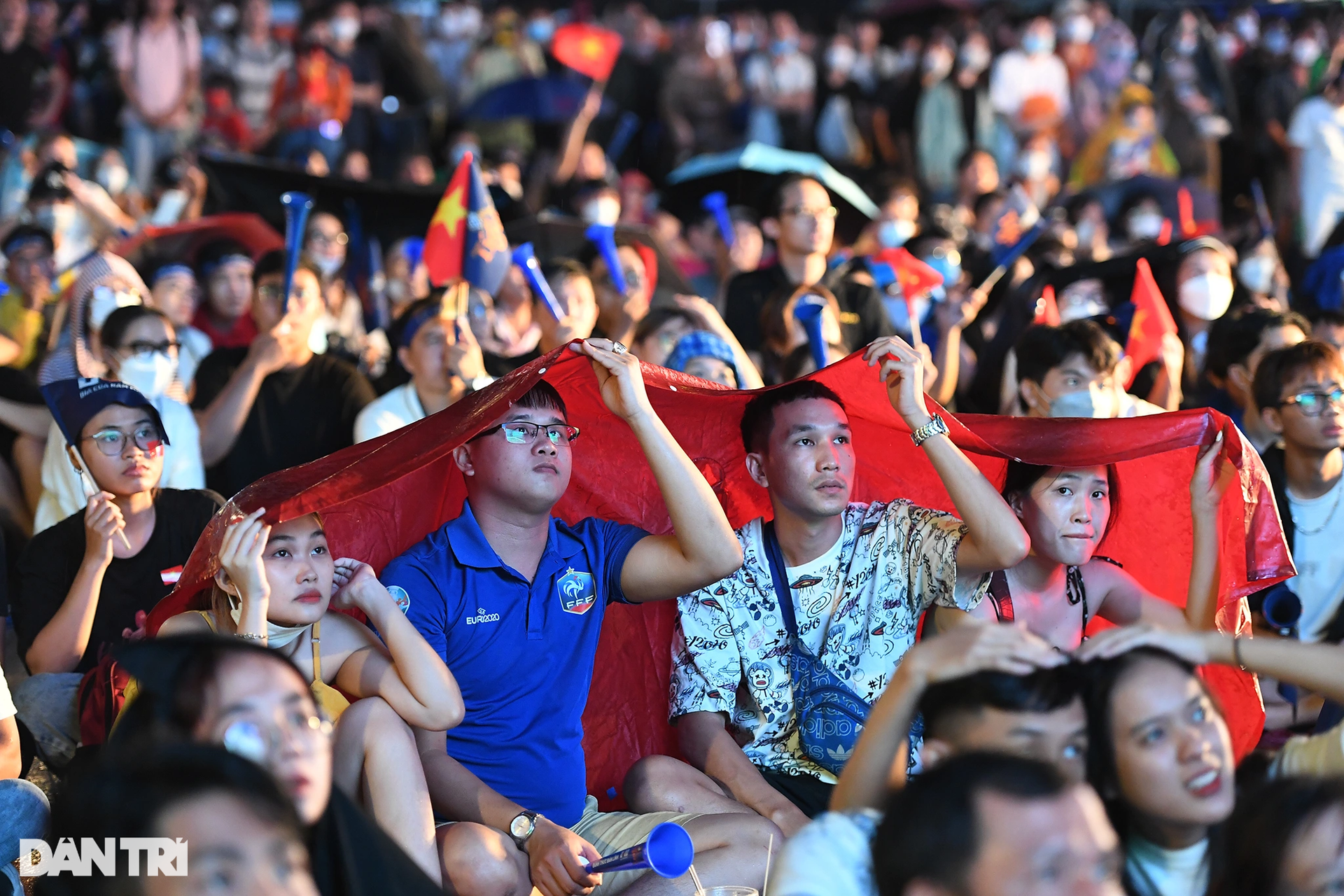 Hàng nghìn cổ động viên TPHCM đội mưa ăn mừng chiến thắng của U23 Việt Nam - 19