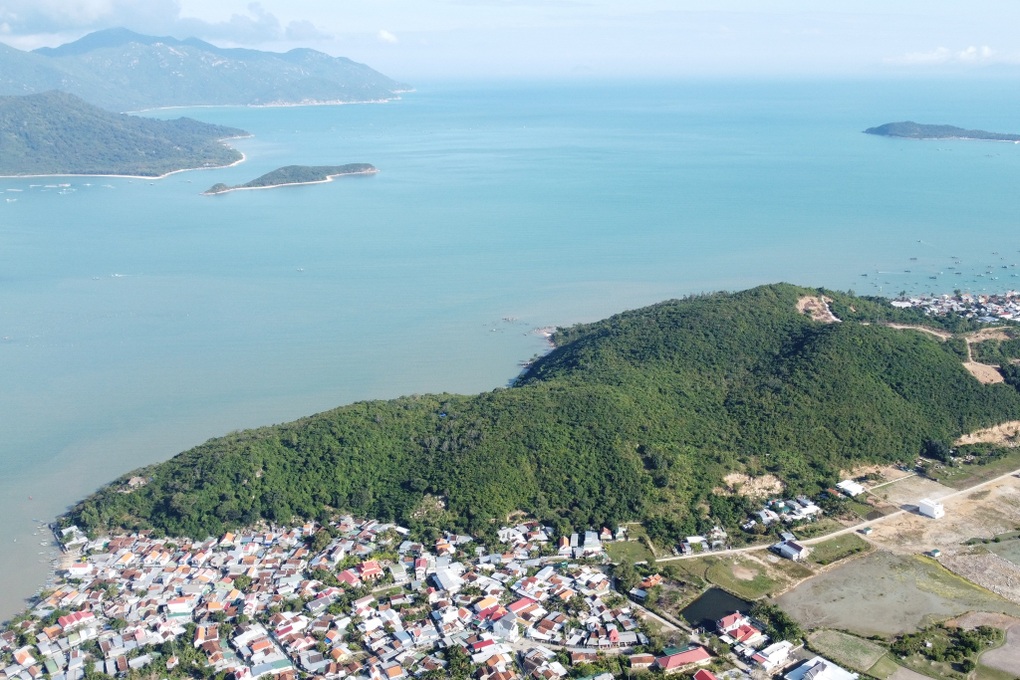 Đàn khỉ hàng trăm con tràn xuống quậy phá nhà dân - 1 Đàn khỉ hàng trăm con tràn xuống quậy phá nhà dân - 1