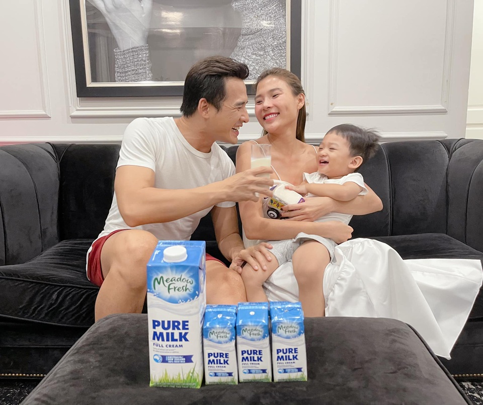 Sữa tươi nguyên chất từ Úc và New Zealand khiến con các sao khỏe mạnh, cao lớn - 3 Sữa tươi nguyên chất từ Úc và New Zealand khiến con các sao khỏe mạnh, cao lớn - 3