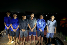 Dùng "người nhái" dò mỏ cát để hút trộm trên sông Tiền