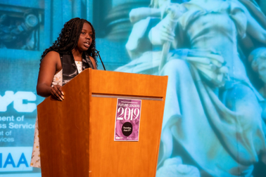 Hơn 100 học sinh vô gia cư tốt nghiệp trung học phổ thông ở New York