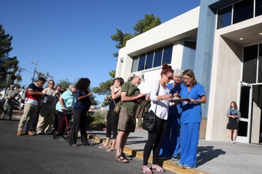 Người Mỹ xếp hàng cả đêm chờ hiến máu cứu nạn nhân vụ xả súng