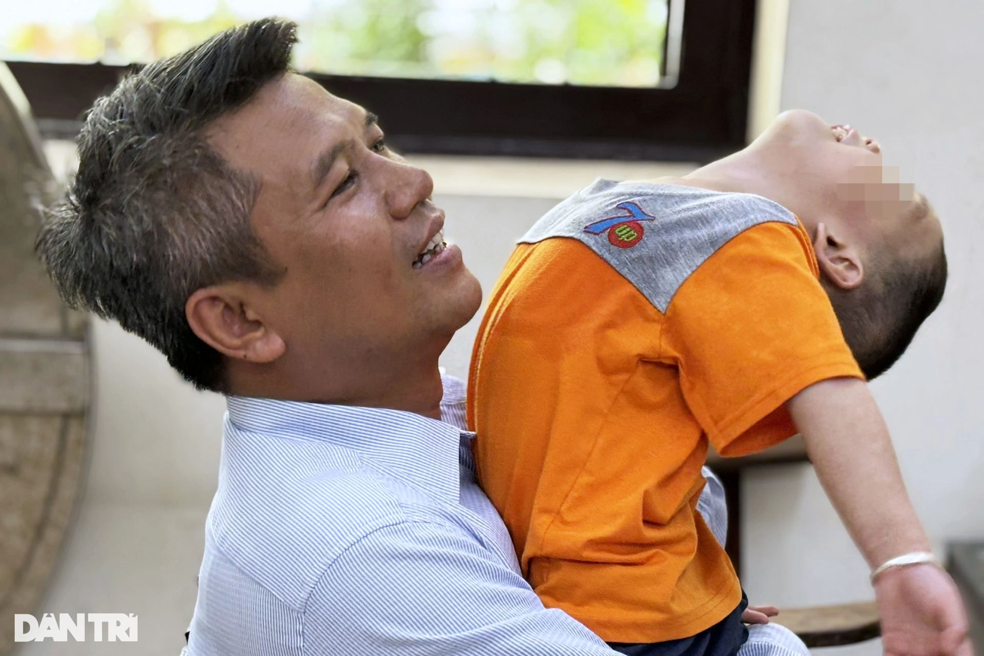 Cuộc sống mới của bé trai 3 tuổi bị tưới nước sôi, bạo hành ở TPHCM - 10 Cuộc sống mới của bé trai 3 tuổi bị tưới nước sôi, bạo hành ở TPHCM - 10