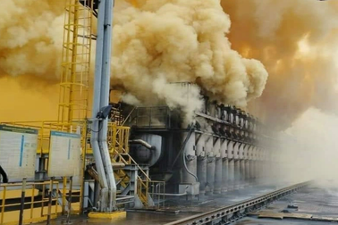 Quạt khí ở Formosa gặp sự cố, khói vàng bốc cao hàng chục mét